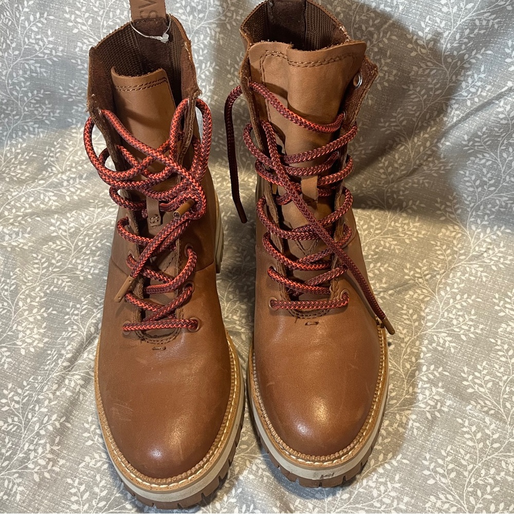Tom’s Frankie bootie with red laces women’s 6.5
